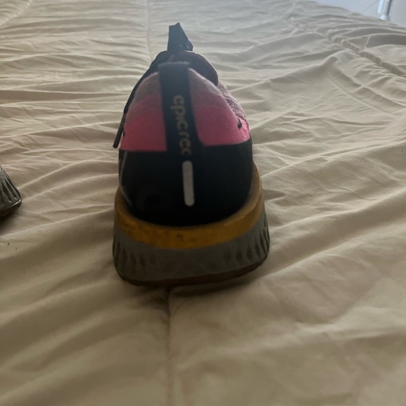 Woman’s nike running shoes - Picture 3 of 4